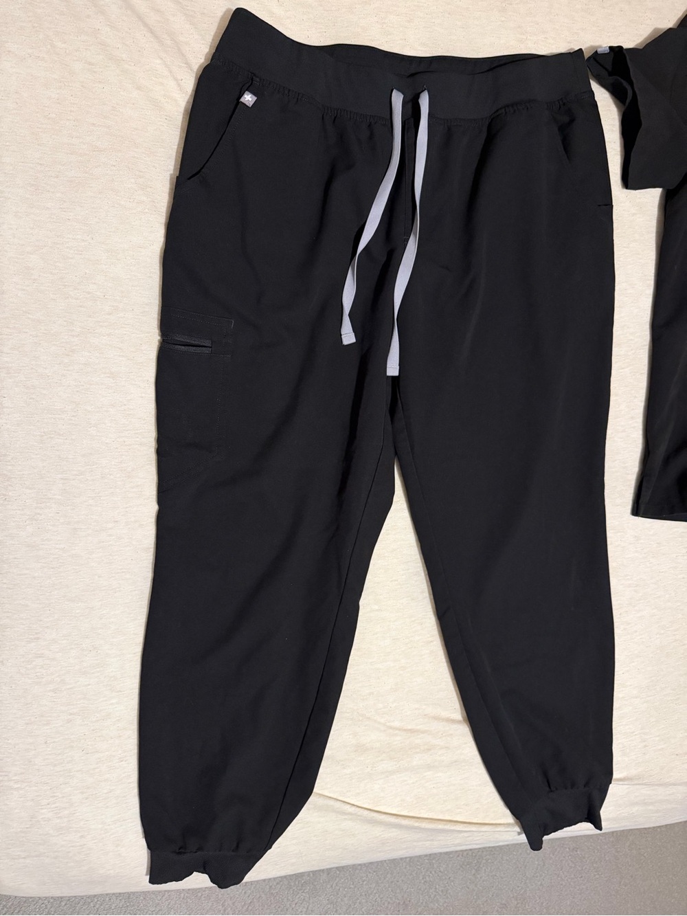 FIGS Black Scrub Set XL – Catarina Top + Zamora Petite Joggers - Picture 2 of 2